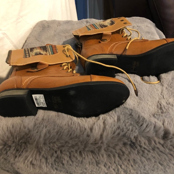 Aztec Design Boots - Picture 4 of 5